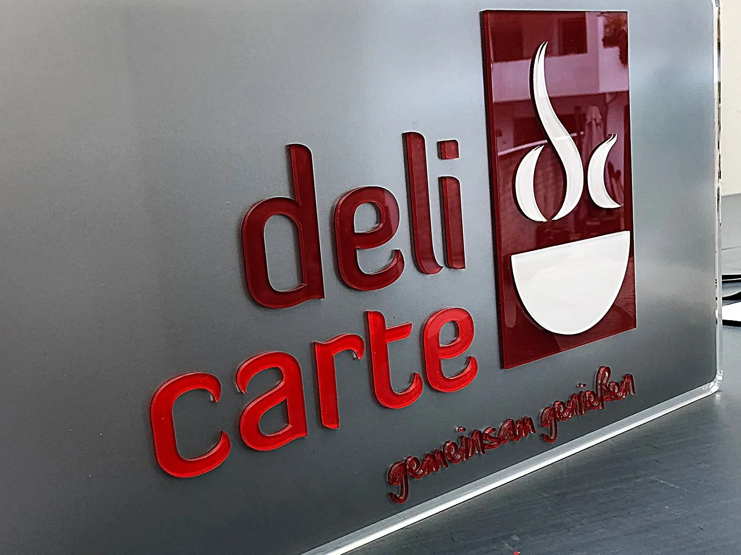 3D-Logo aus Acryl an einer Fassade