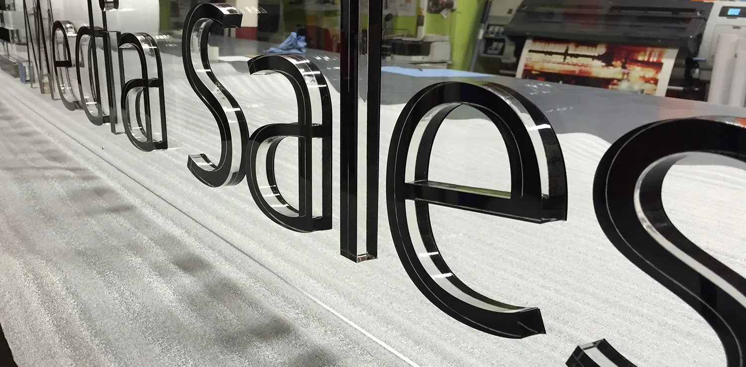 Freistehende 3D-Buchstaben aus Acrylglas