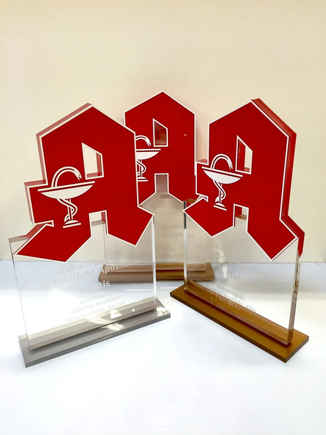 Apotheken-A als 3D-Objekt auf Acrylglas-Sockel