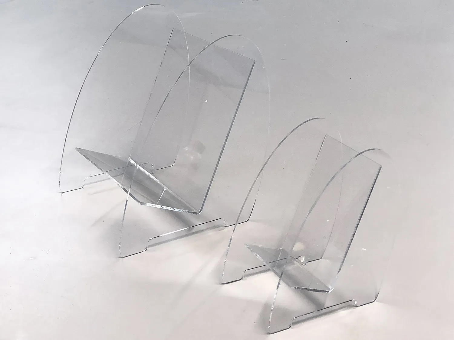 Lasergeschnittene und gebogene Aufsteller aus Acrylglas