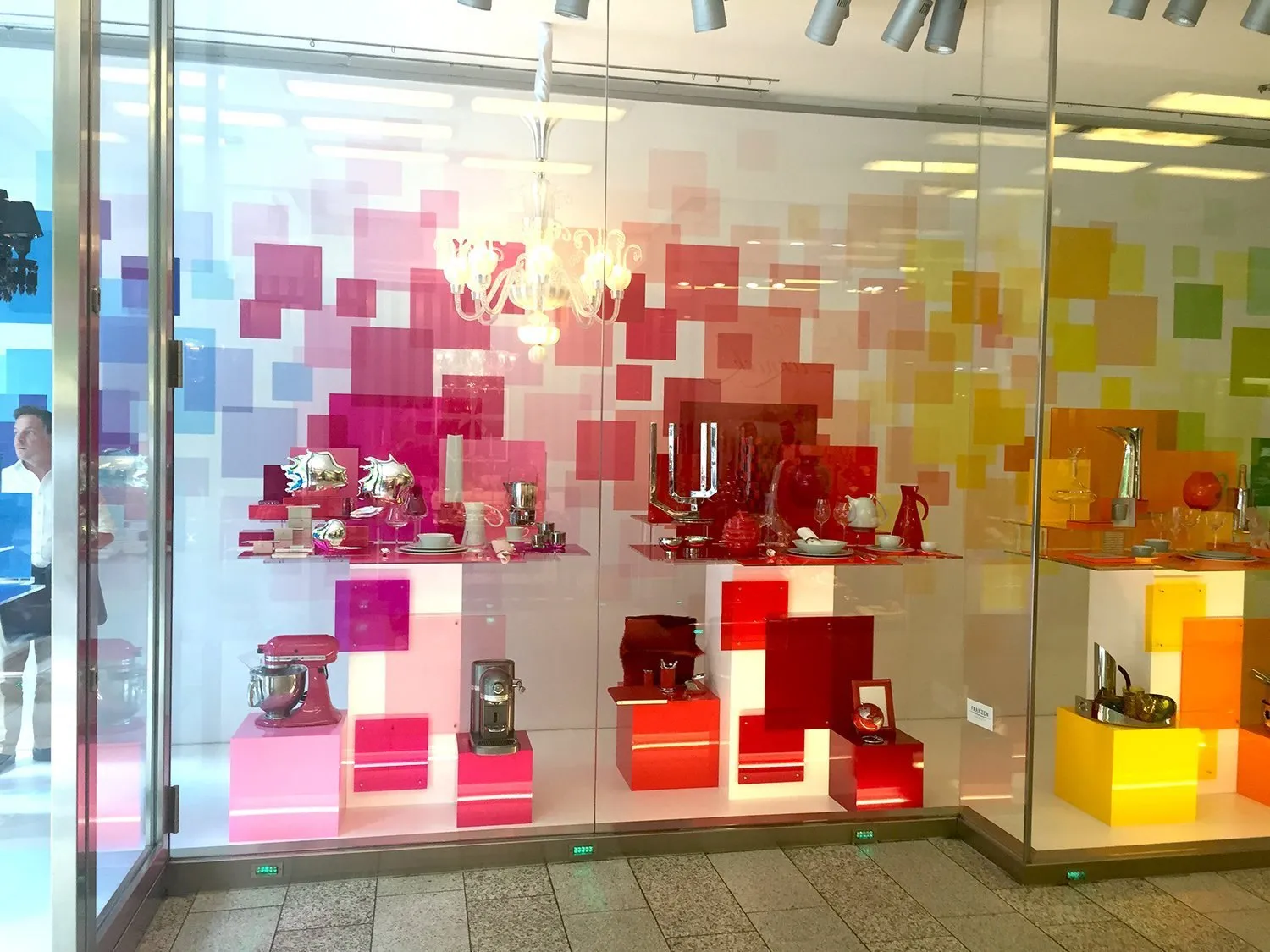 Pixel-Wand aus farbigen Acrylglas-Quadraten im Schaufenster von Store Franzen
