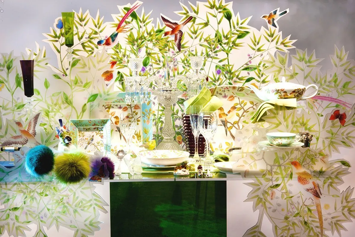 Schaufenster-Inszenierung mit Blumen und Acrylglas bei Store Franzen