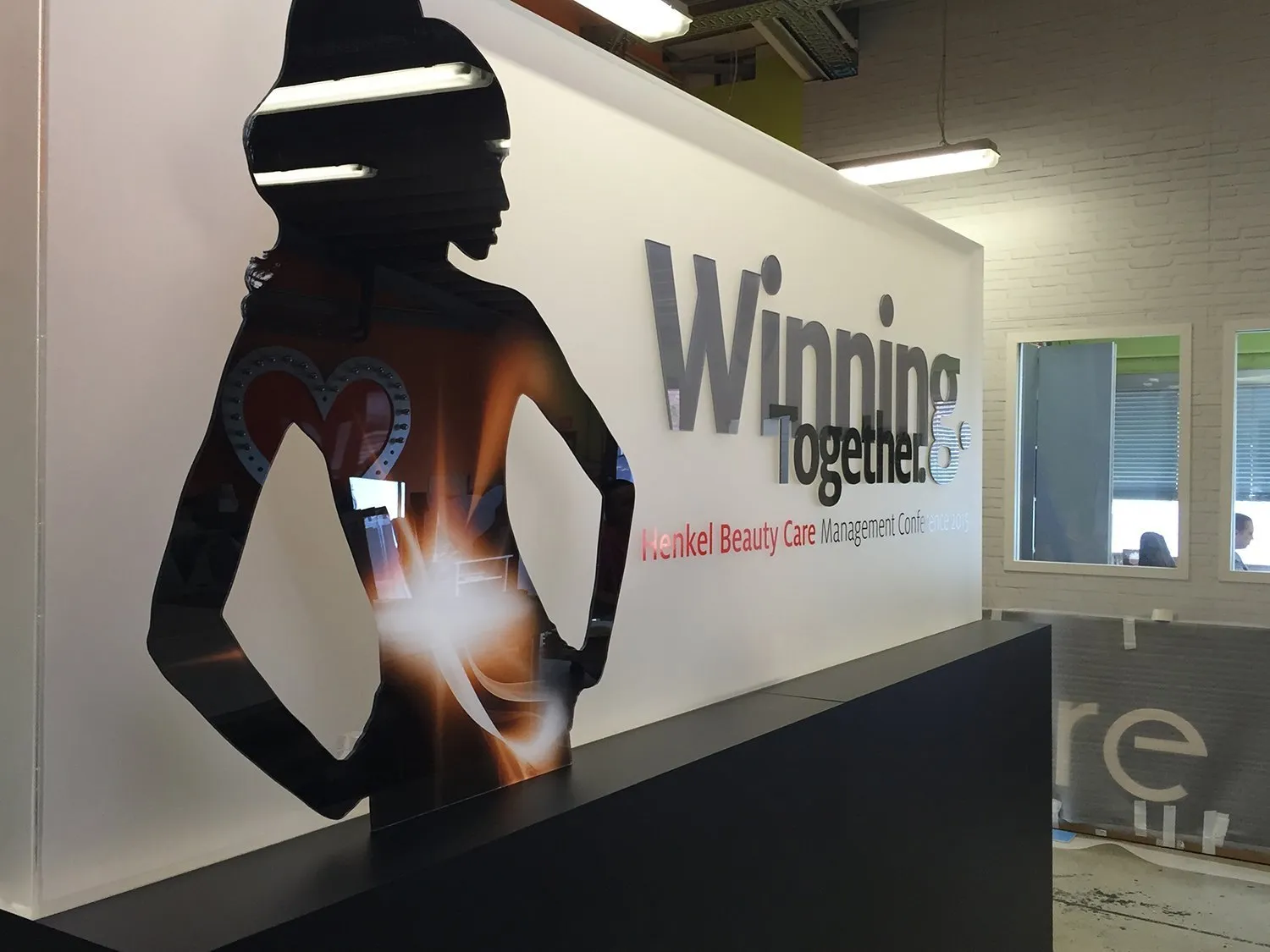 Acrylglas-Wandgestaltung mit Silhouette und 3D-Schriftzug für eine Konferenz