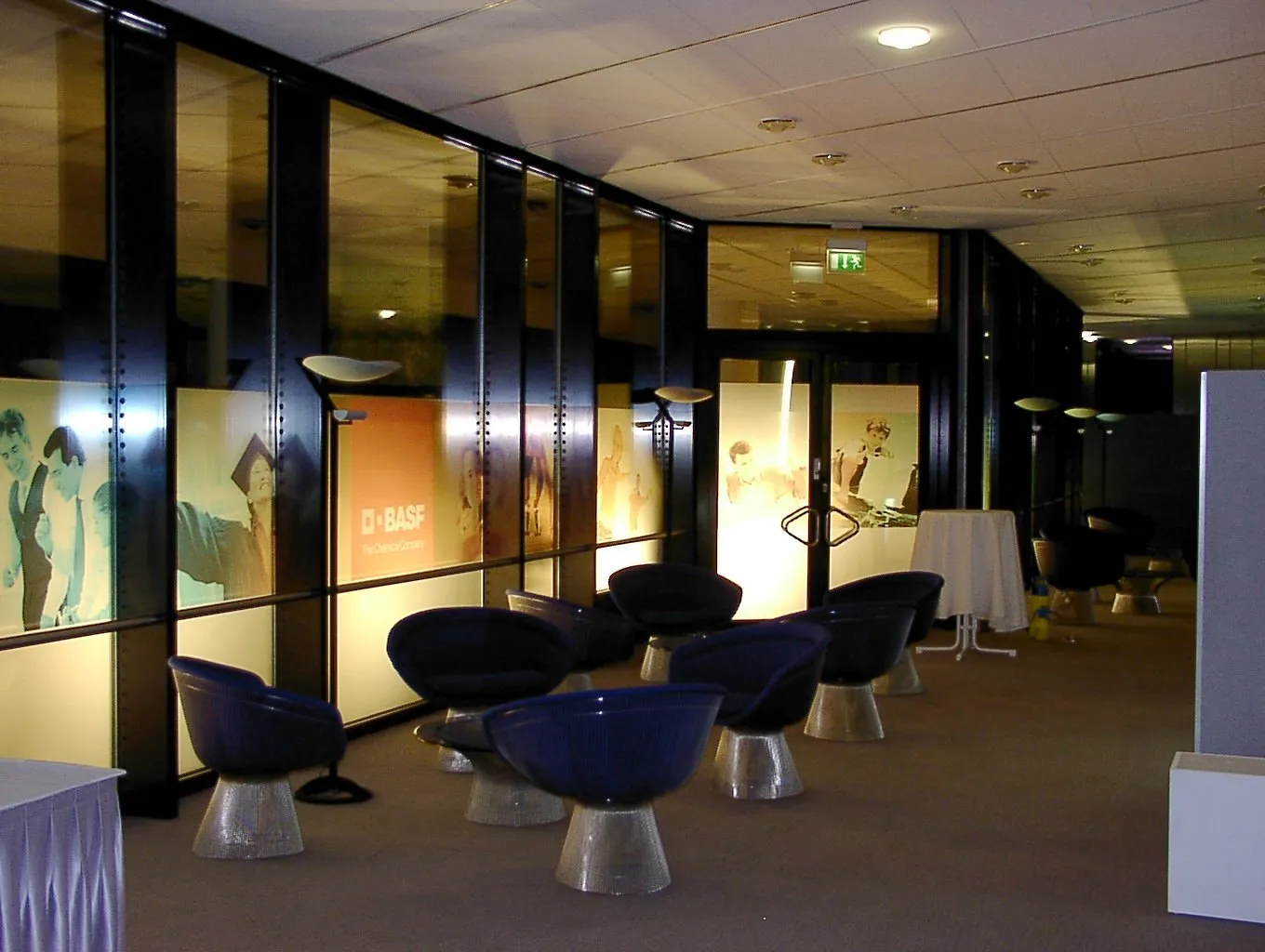 Bedruckte Glasflächen in einem Lounge-Bereich