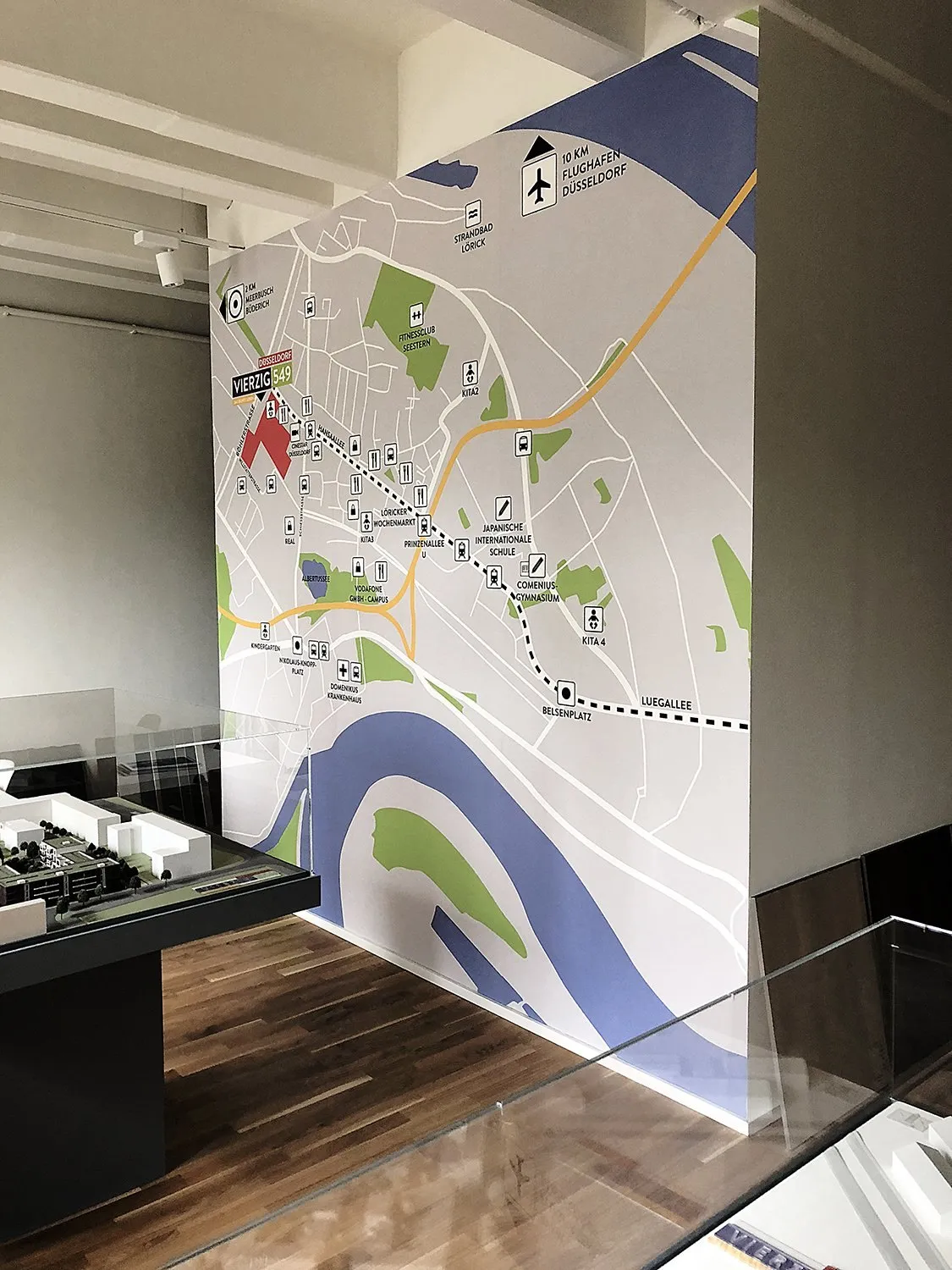 Bedruckte Glaswand mit Stadtplan-Motiv