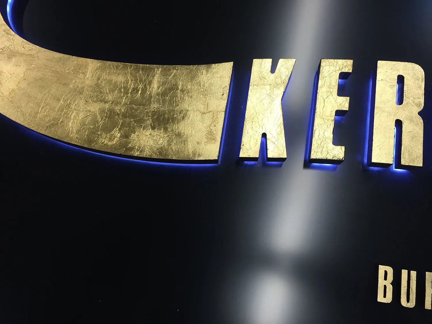 Detail: Buchstaben mit Blattgold und LED-Hinterleuchtung