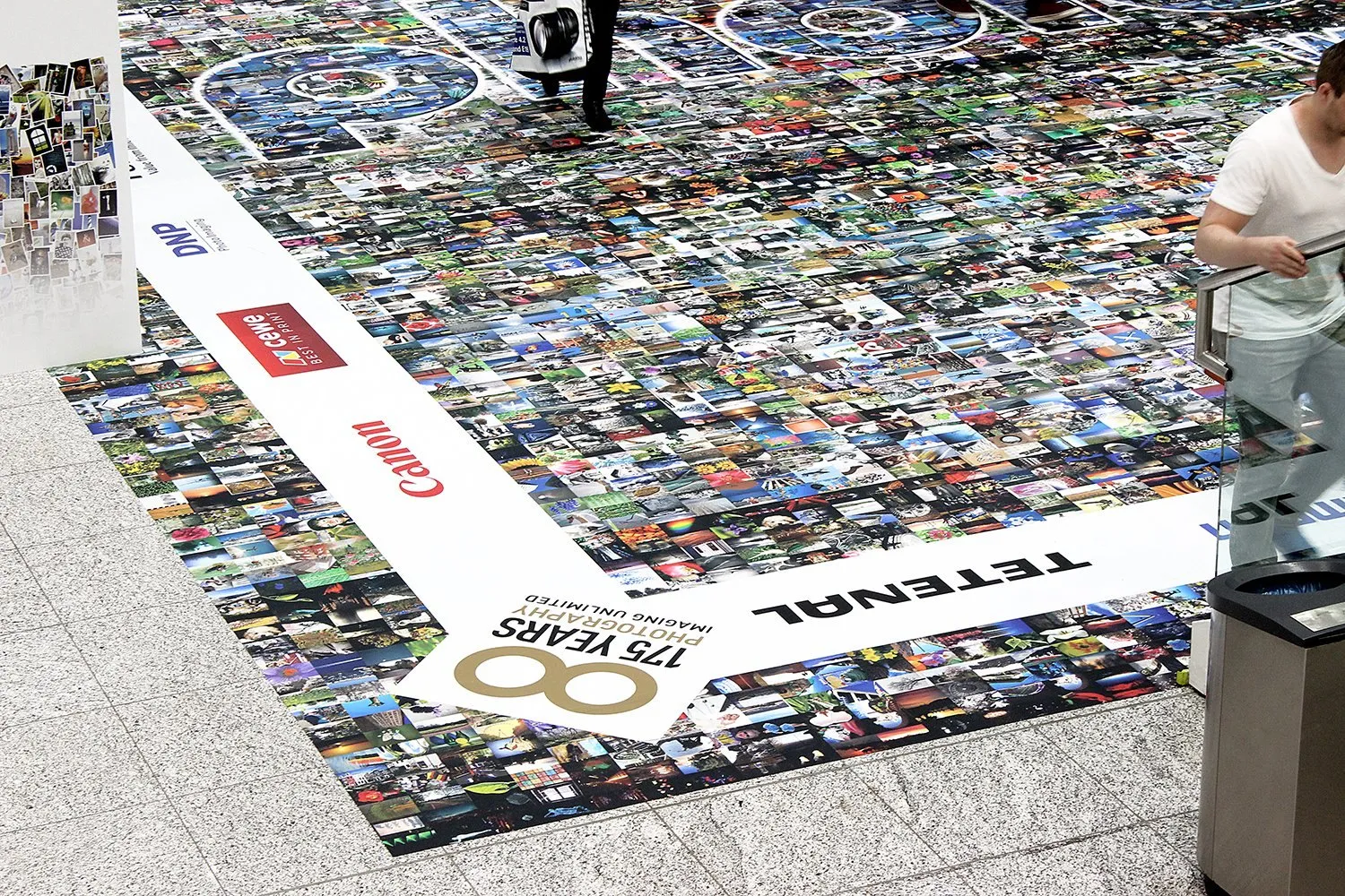 Großformatiger Bodendruck mit Fotomosaik auf einer Messe
