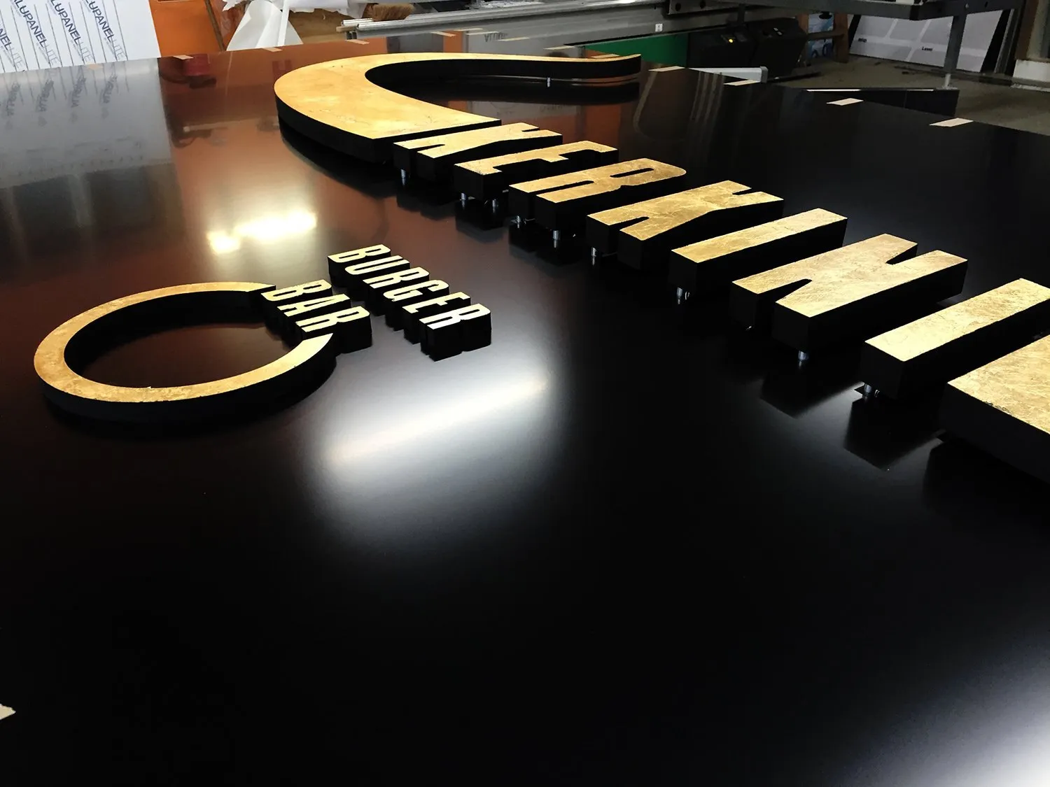 Hinterleuchtete Buchstaben mit Blattgold-Kanten