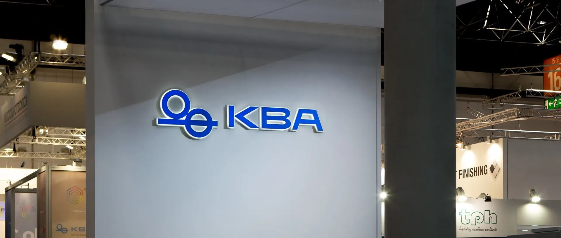 KBA-Logo an einer Messewand