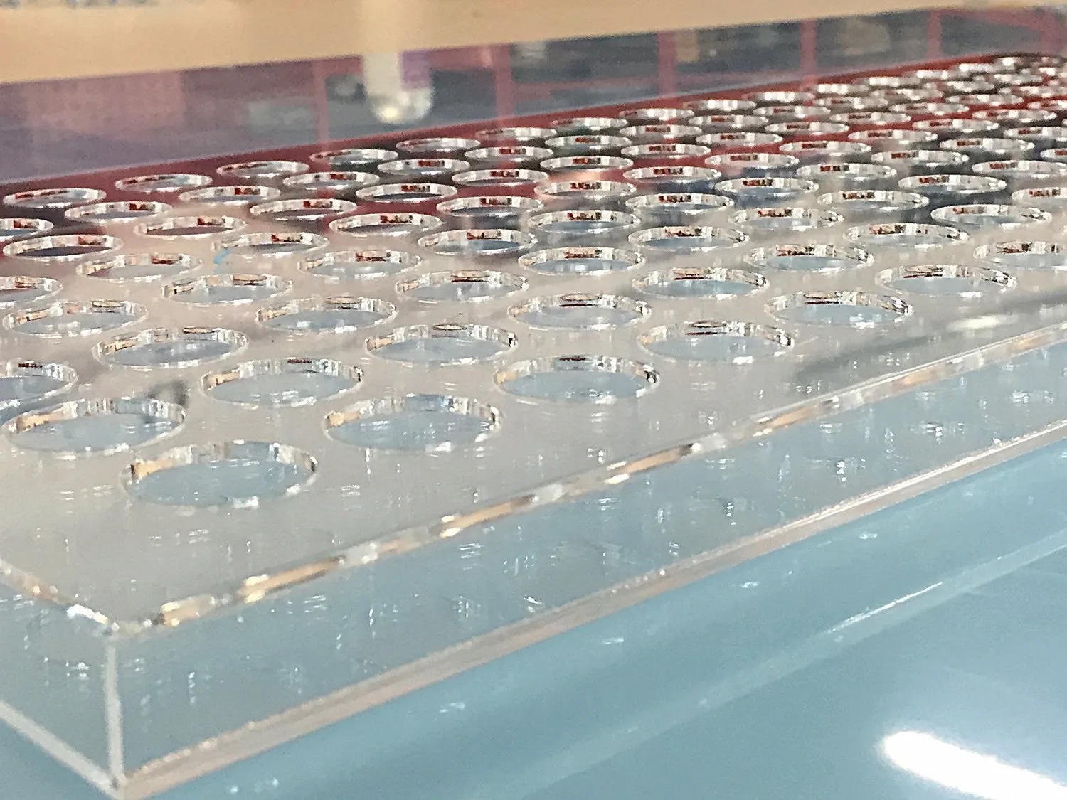 Detail: präzise gelaserte Aussparungen in Acrylglas