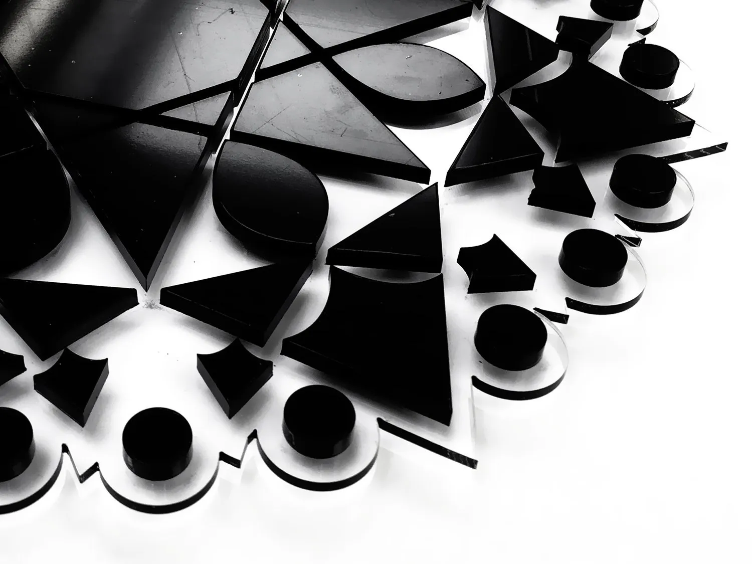 Lasergeschnittene Ornamente aus schwarzem Acrylglas