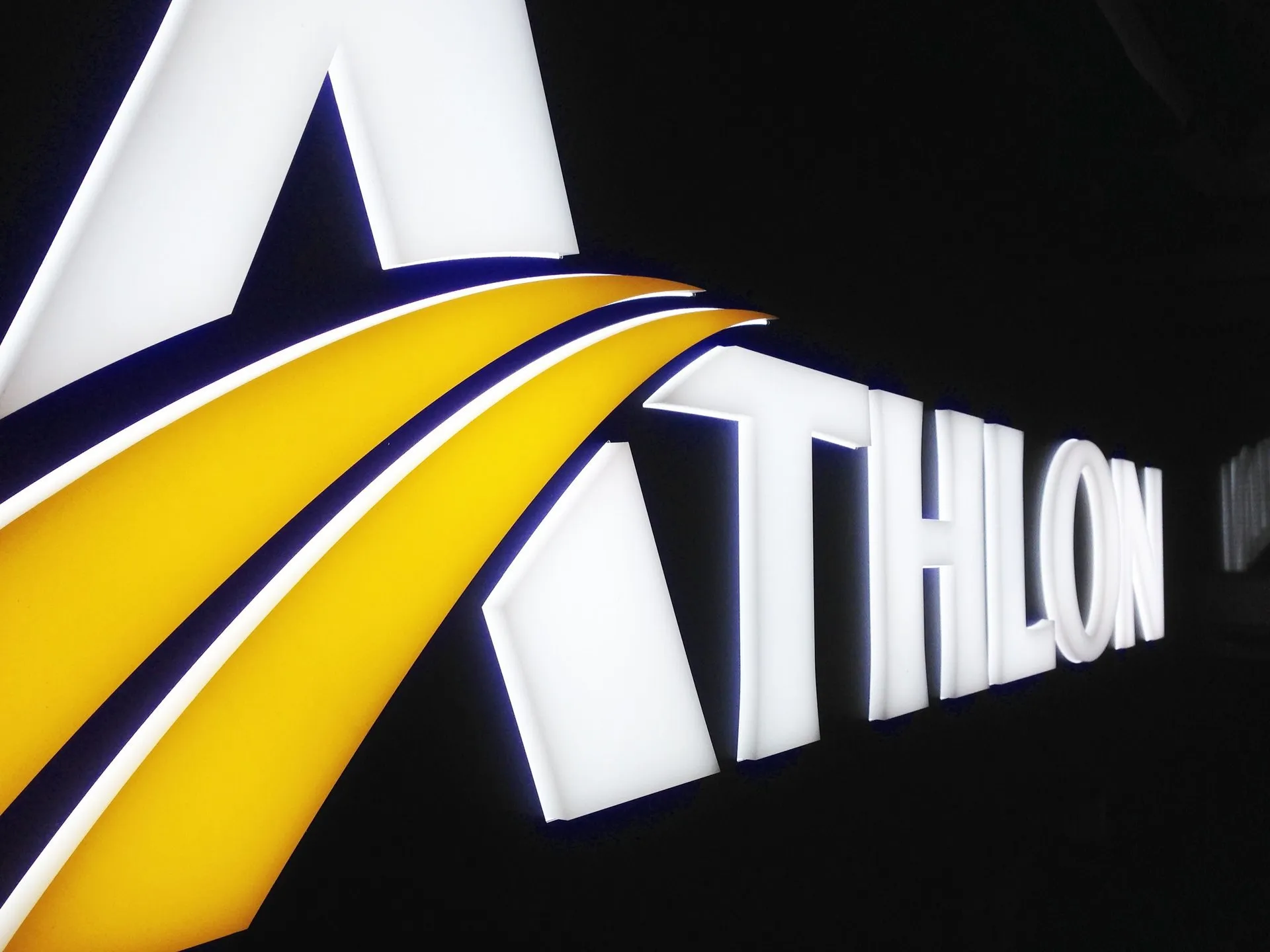 LED-Leuchtbuchstaben mit Logo bei Nacht