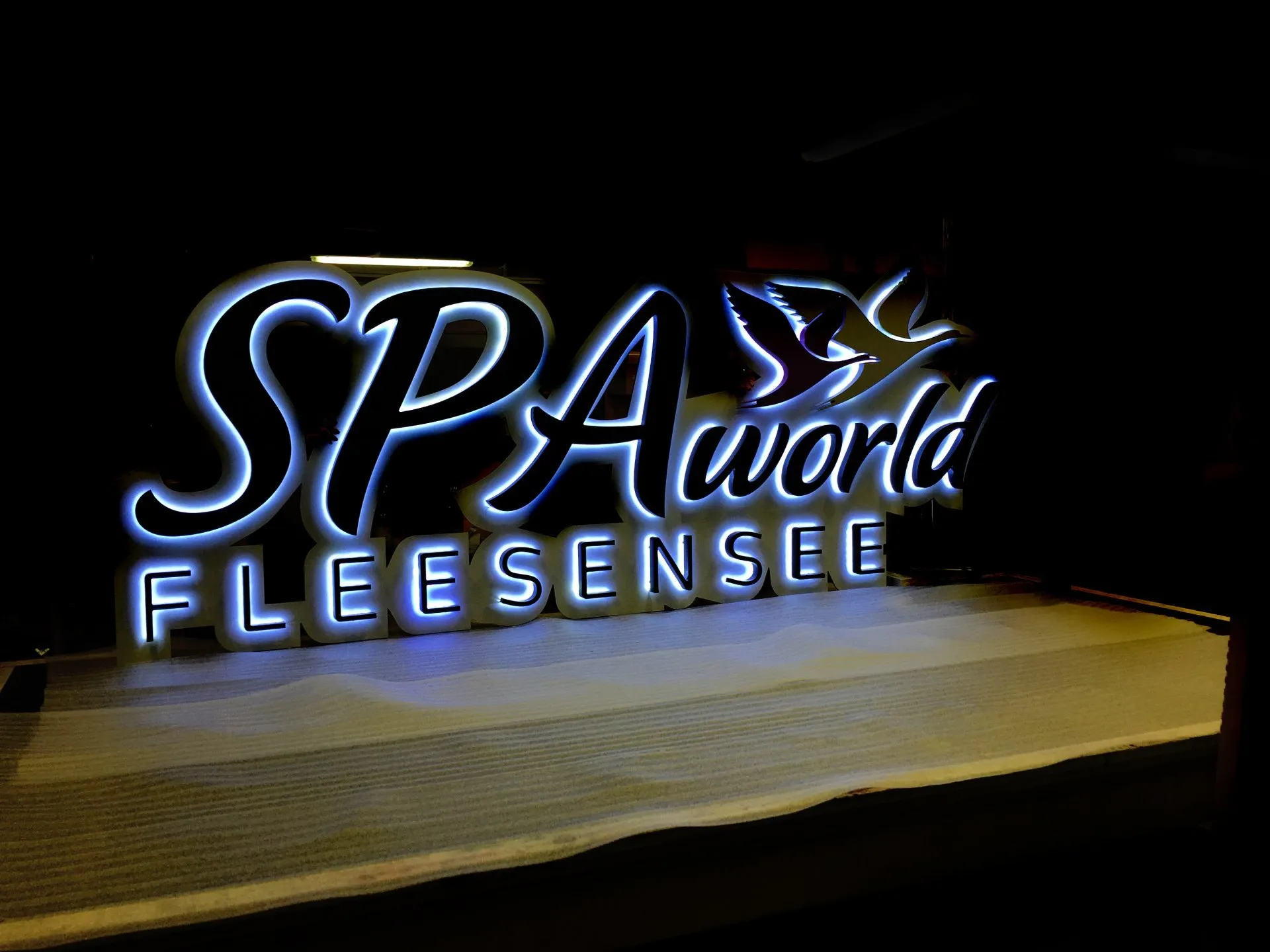 Beleuchtete Buchstaben „SPA world Fleesensee“
