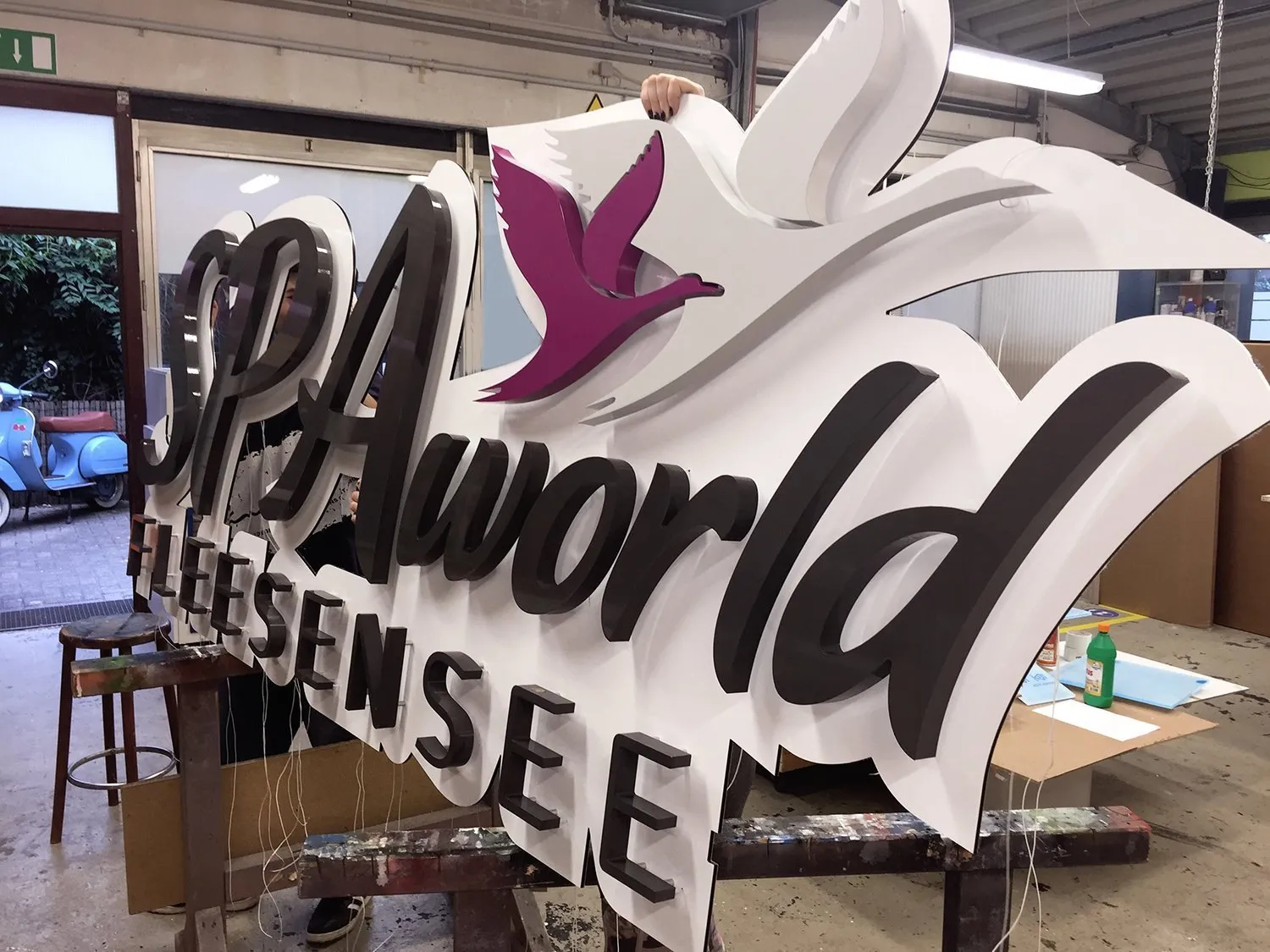 Konturgefräste Leuchtbuchstaben „SPA world Fleesensee“ in der Werkstatt