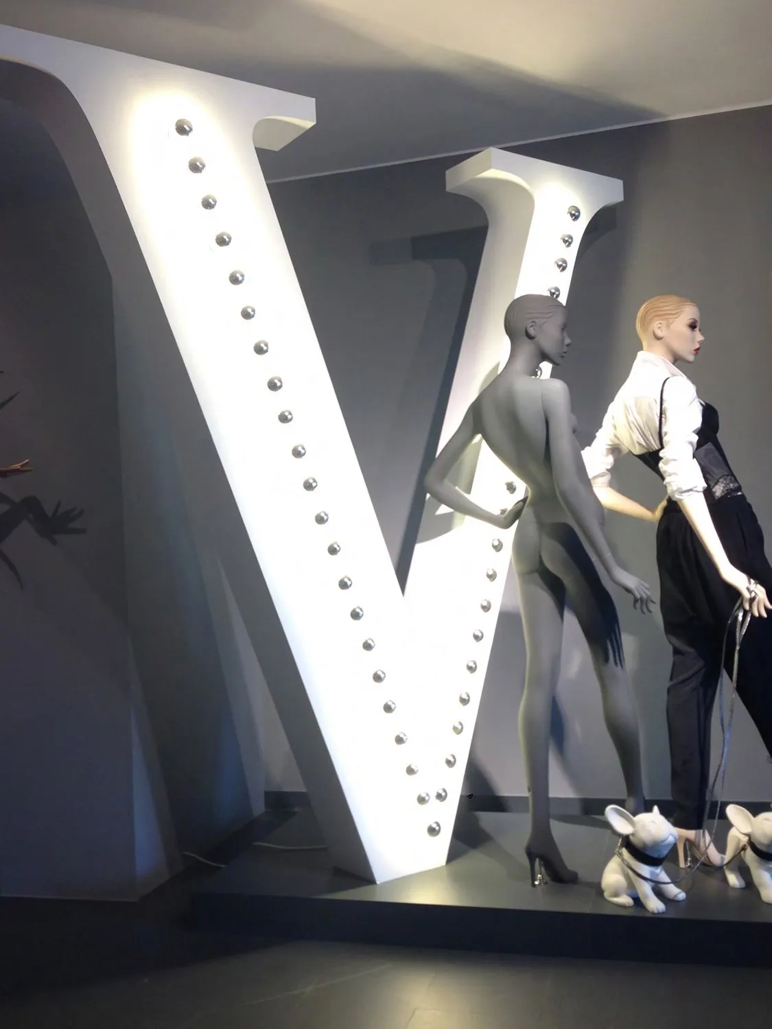 Leuchtendes V-Objekt im Schaufenster von Store Genesis
