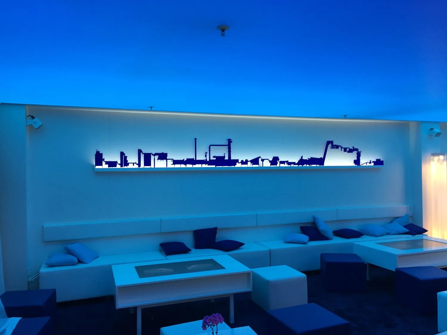 Hinterleuchtete Skyline-Grafik in einer Messelounge