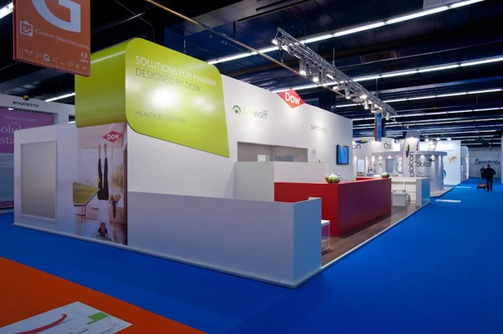 Messestand mit Grafikflächen