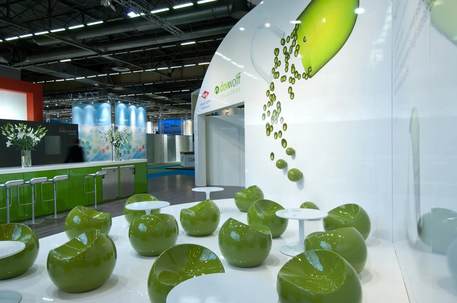 Messestand mit grünen Designobjekten