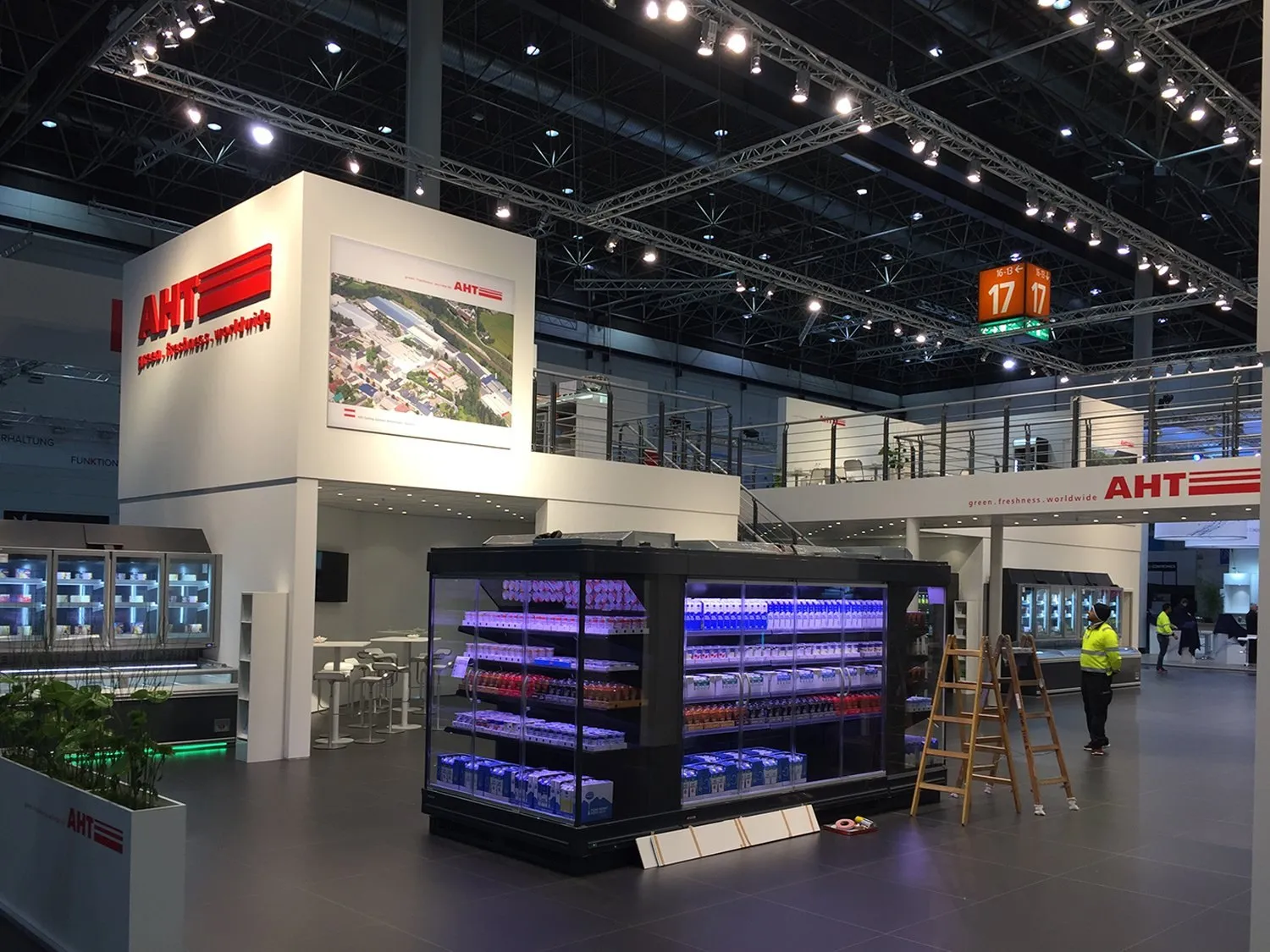 Messestand mit Kühlmöbel und Grafik