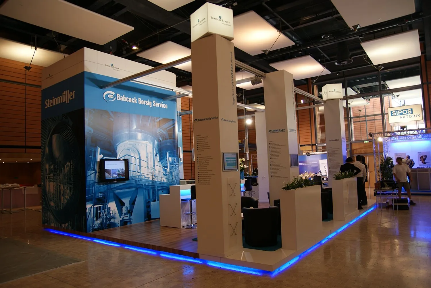 Messestand mit LED-Bodenkante und Grafiksäulen