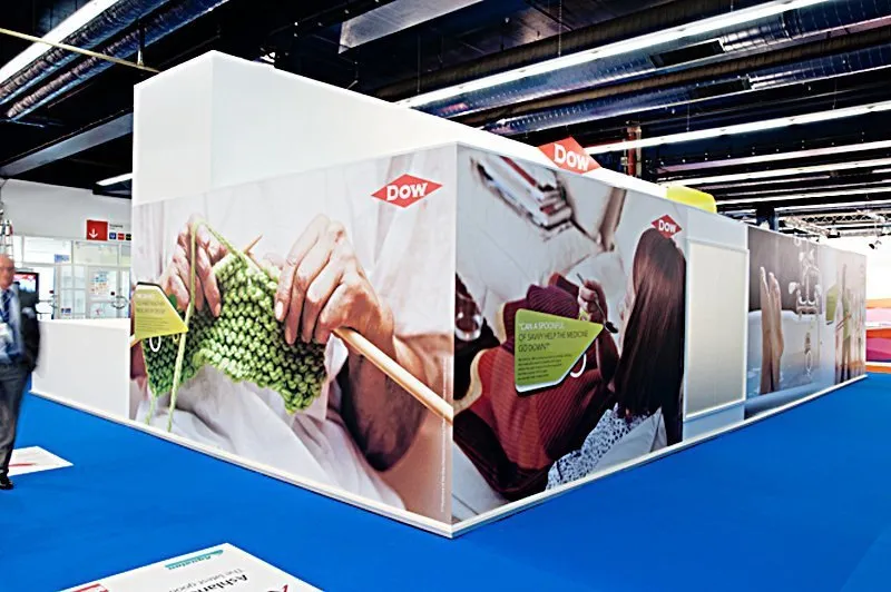 Messestand mit großflächigen Motivdrucken