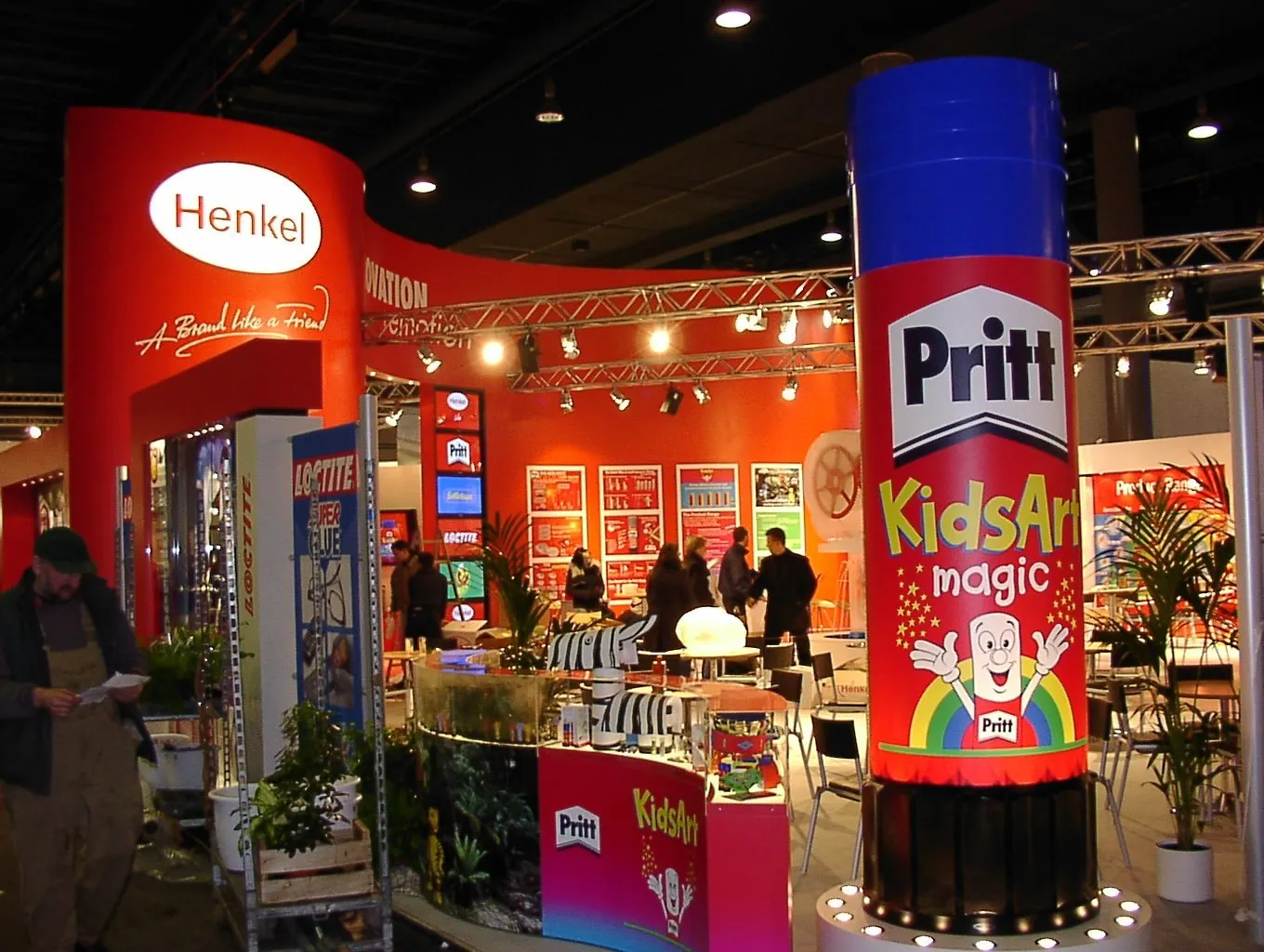 Messestand mit großem Produktdummy