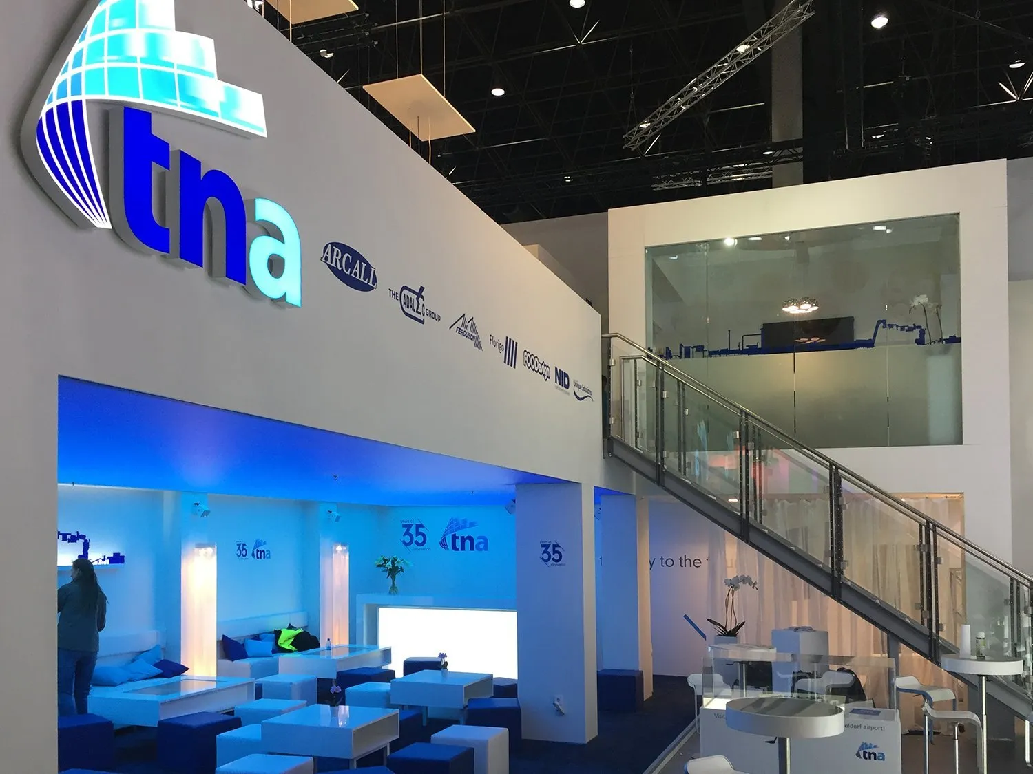 Zweigeschossiger Messestand mit Logo-Grafik
