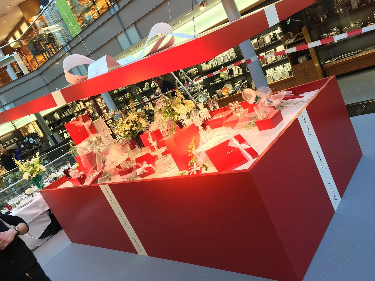 Rote Präsentationsinsel im Verkaufsraum von Store Franzen