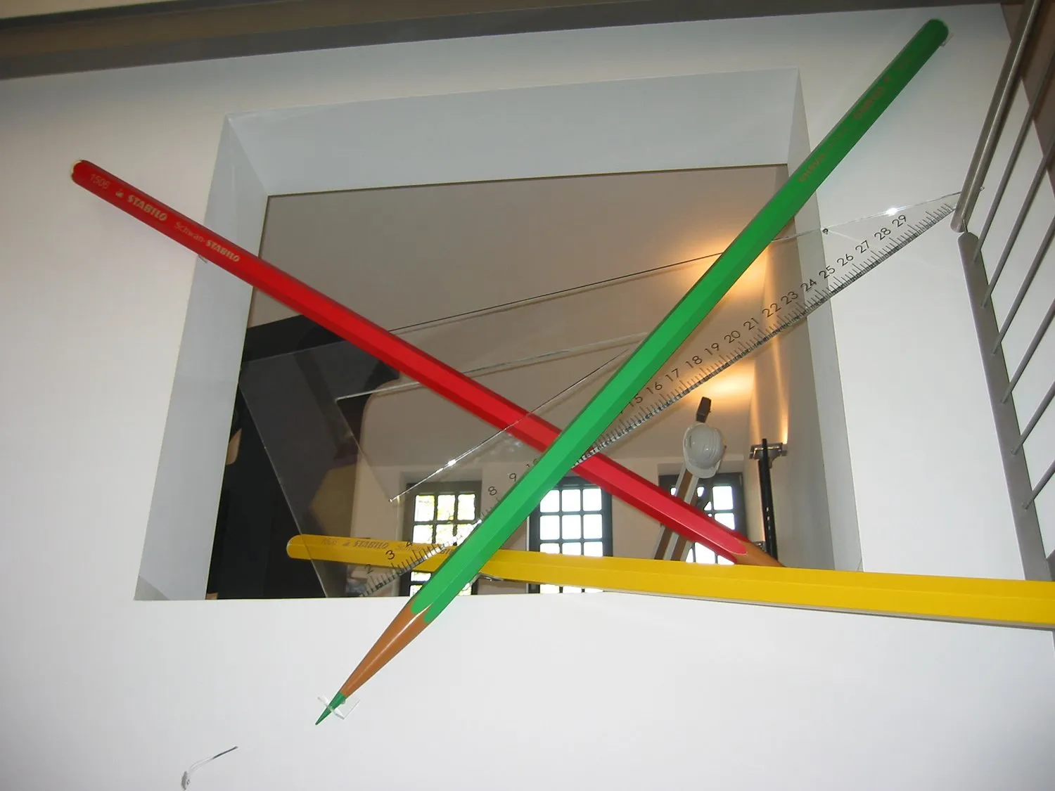 Übergroße Buntstifte als Raumobjekt