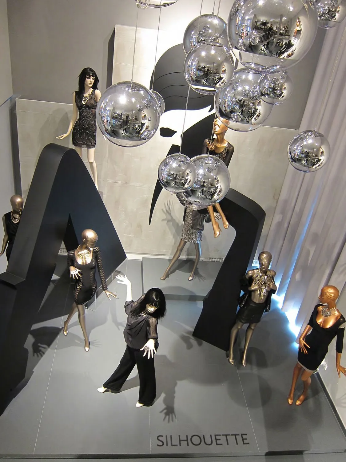 Schaufenster mit 3D-Buchstaben und Discokugeln bei Store Genesis