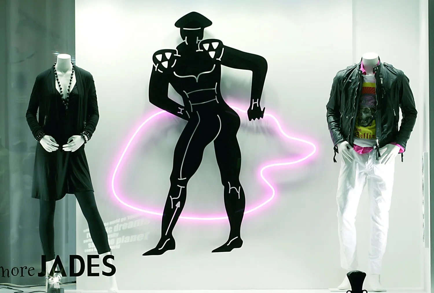 Schaufenster mit schwarzer Figuren-Silhouette und Neon bei Store Jades