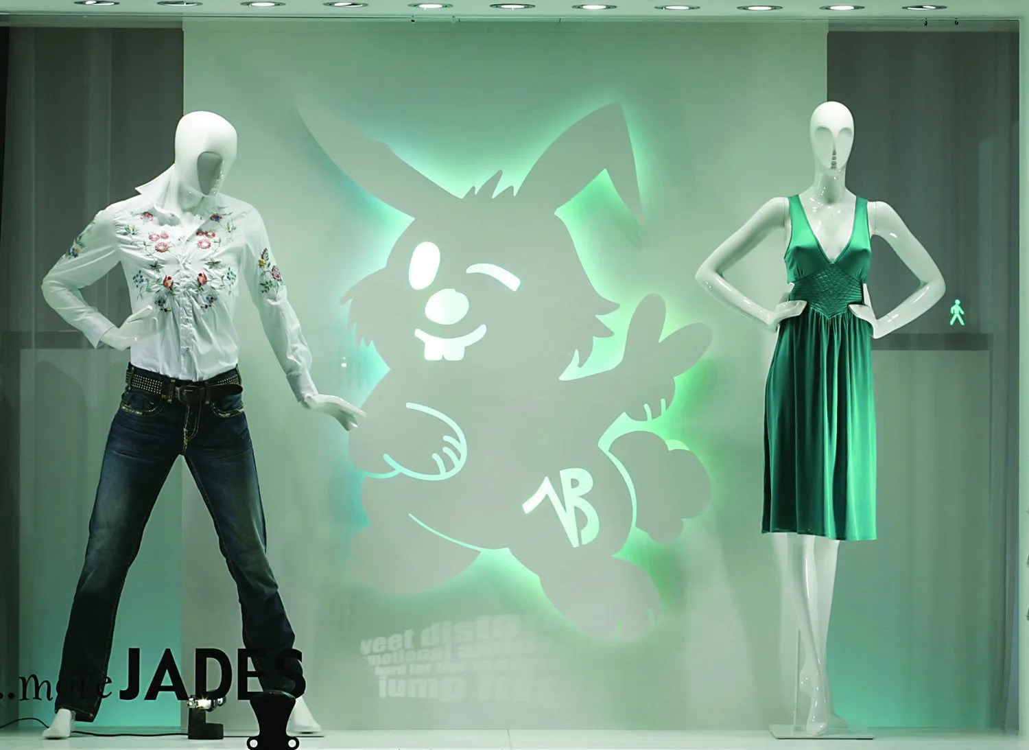 Hinterleuchtetes Figuren-Objekt im Schaufenster von Store Jades