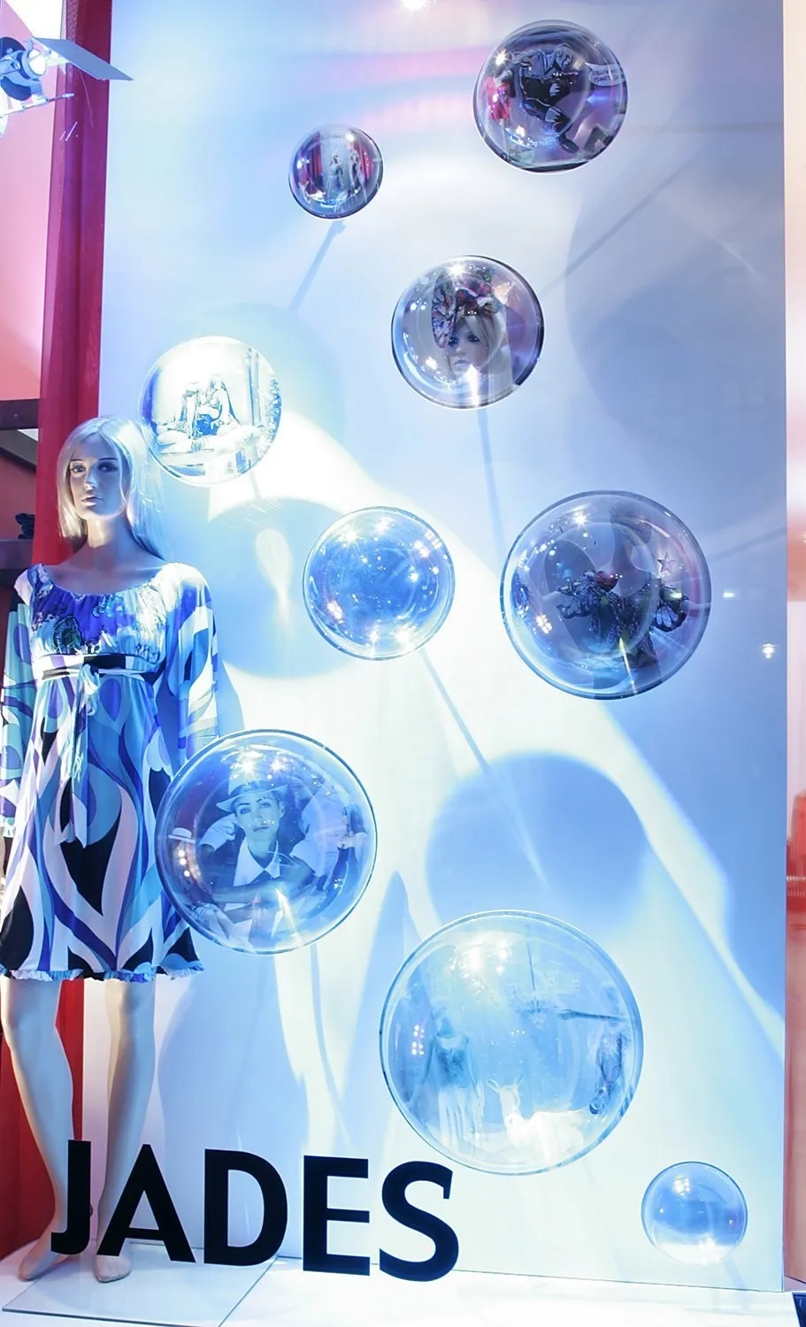 Schaufenster mit Kugeln und Figuren bei Store Jades