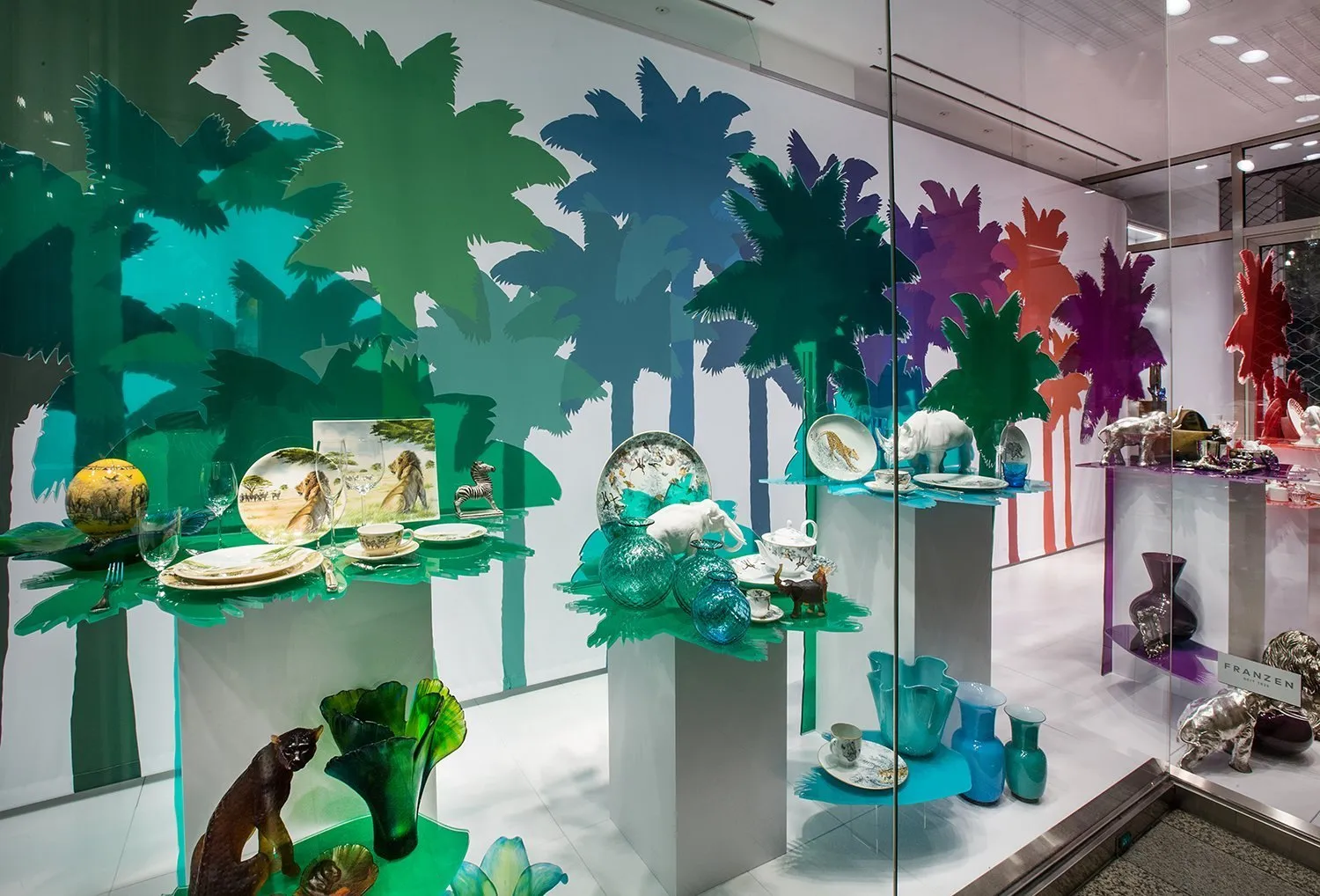 Schaufenster mit farbigen Palmen-Silhouetten bei Store Franzen