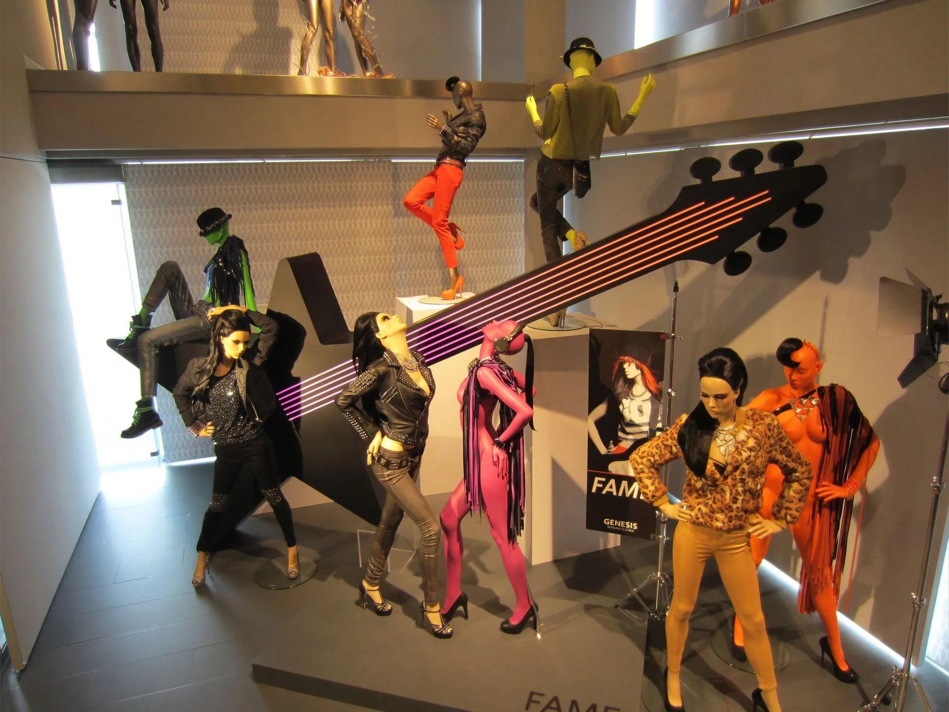 Schaufenster-Props mit Figuren und Gitarren-Objekt bei Store Genesis