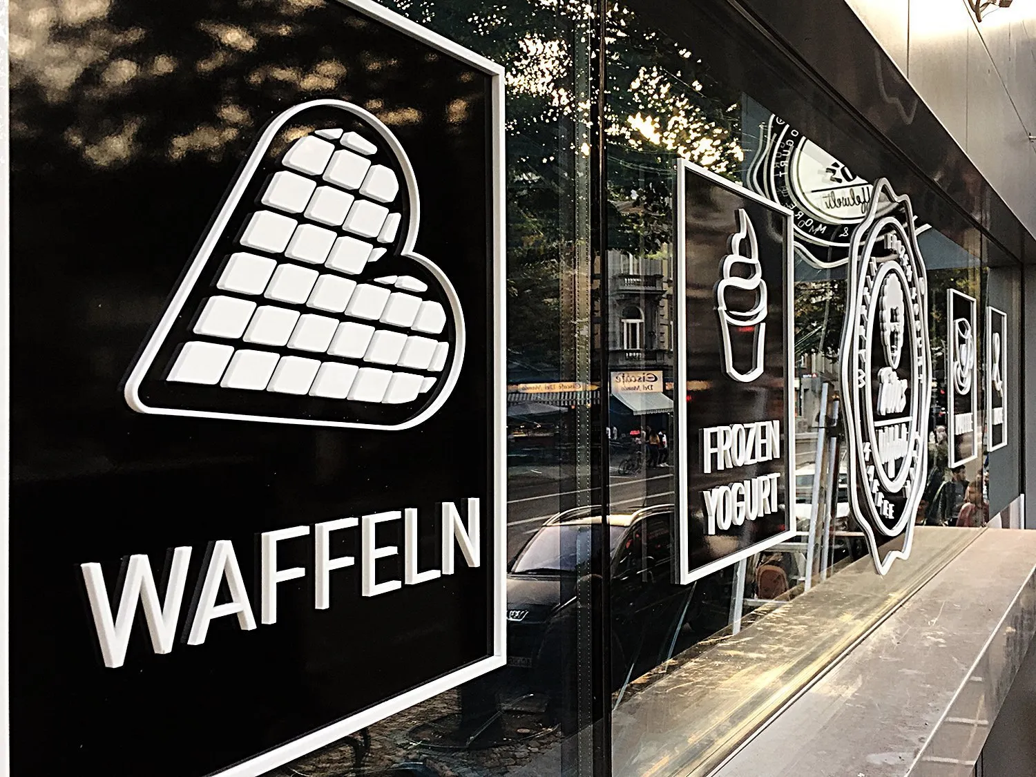 Schaufensterbeschriftung „Waffeln“ im Folienplott für ein Café