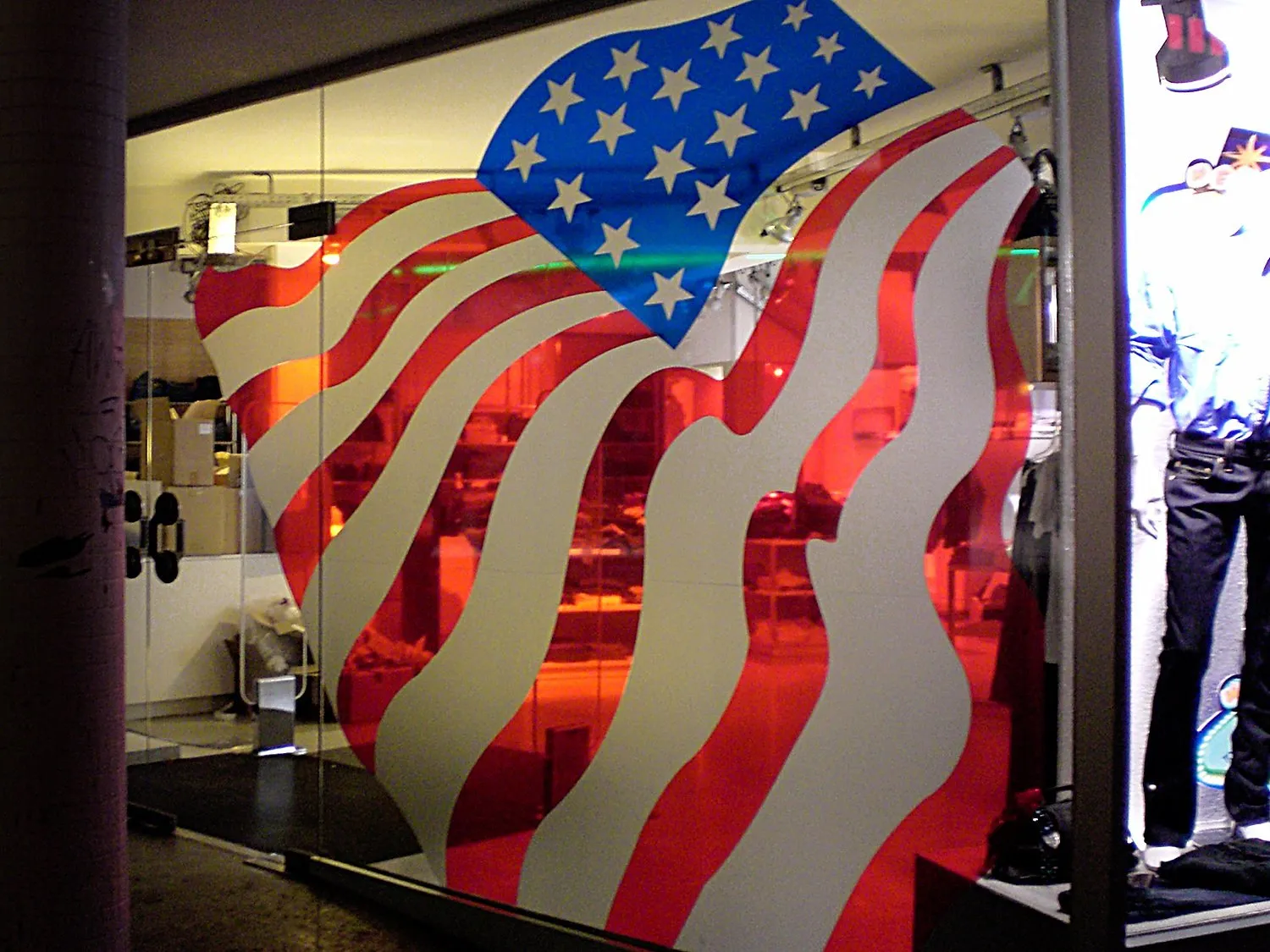 Schaufensterobjekt: 3D-Flagge aus bedruckten Platten