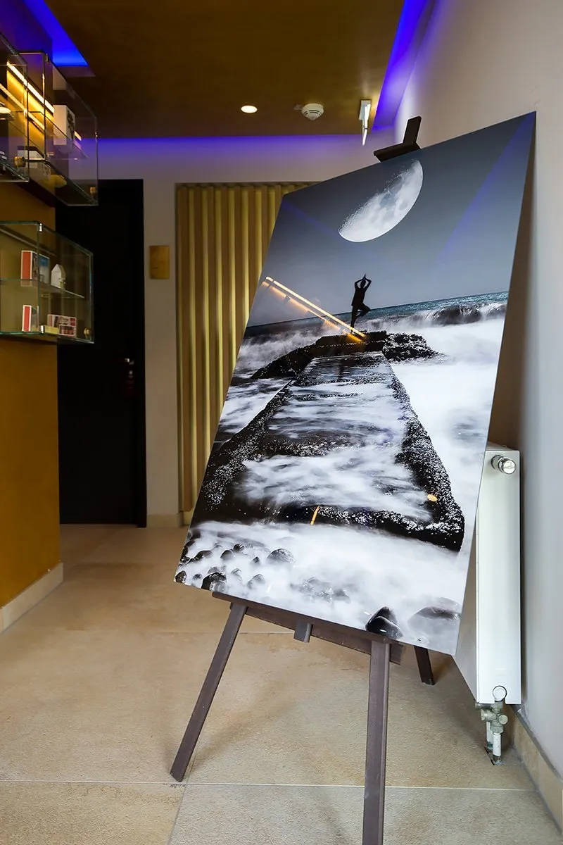 Großformatiger Fotodruck auf Staffelei im Hotelflur
