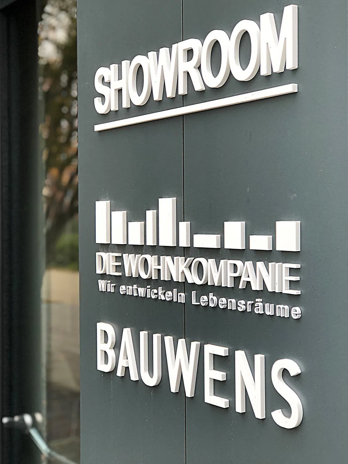 Showroom-Beschriftung auf einer Glasfassade