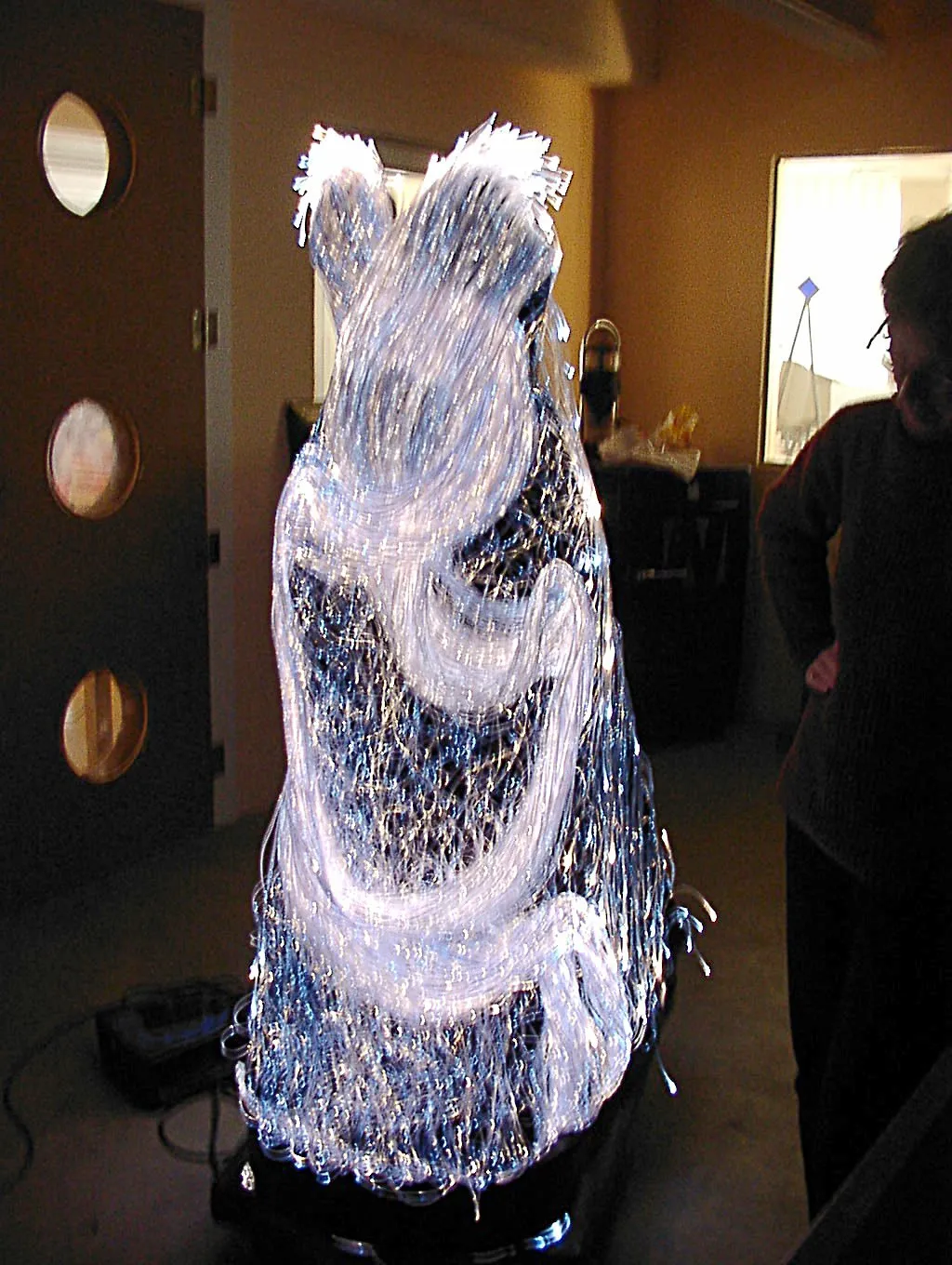 Beleuchtete Kleid-Skulptur im Ausstellungsraum
