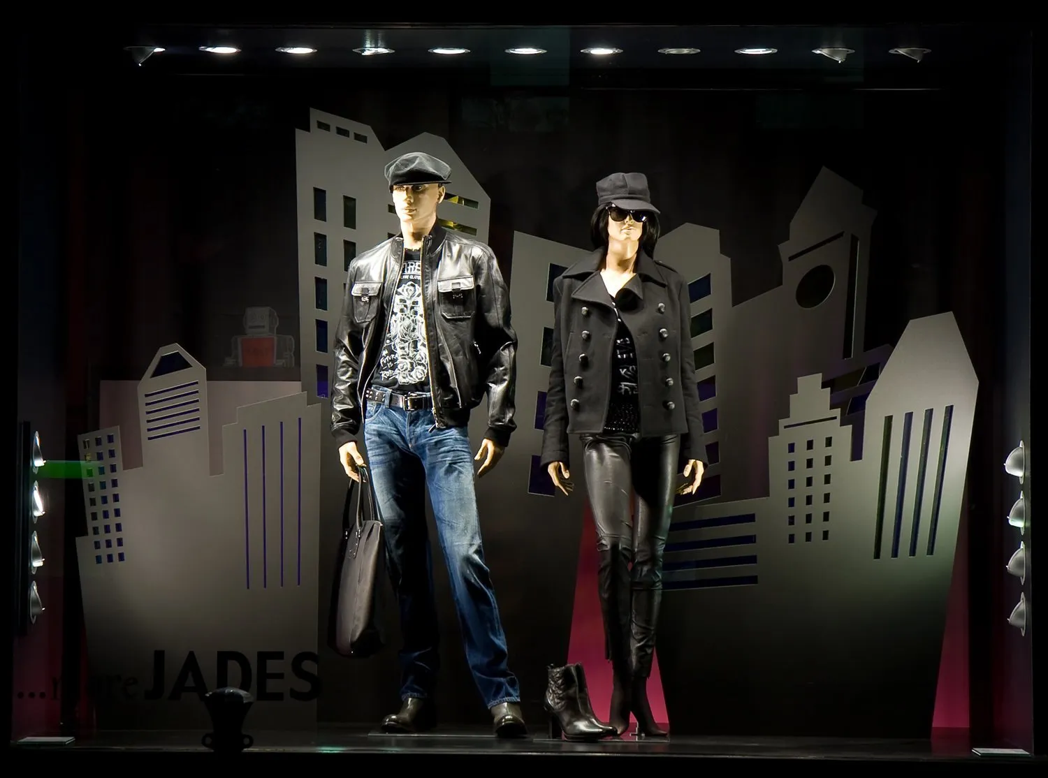 Skyline-Silhouette im Schaufenster von Store Jades