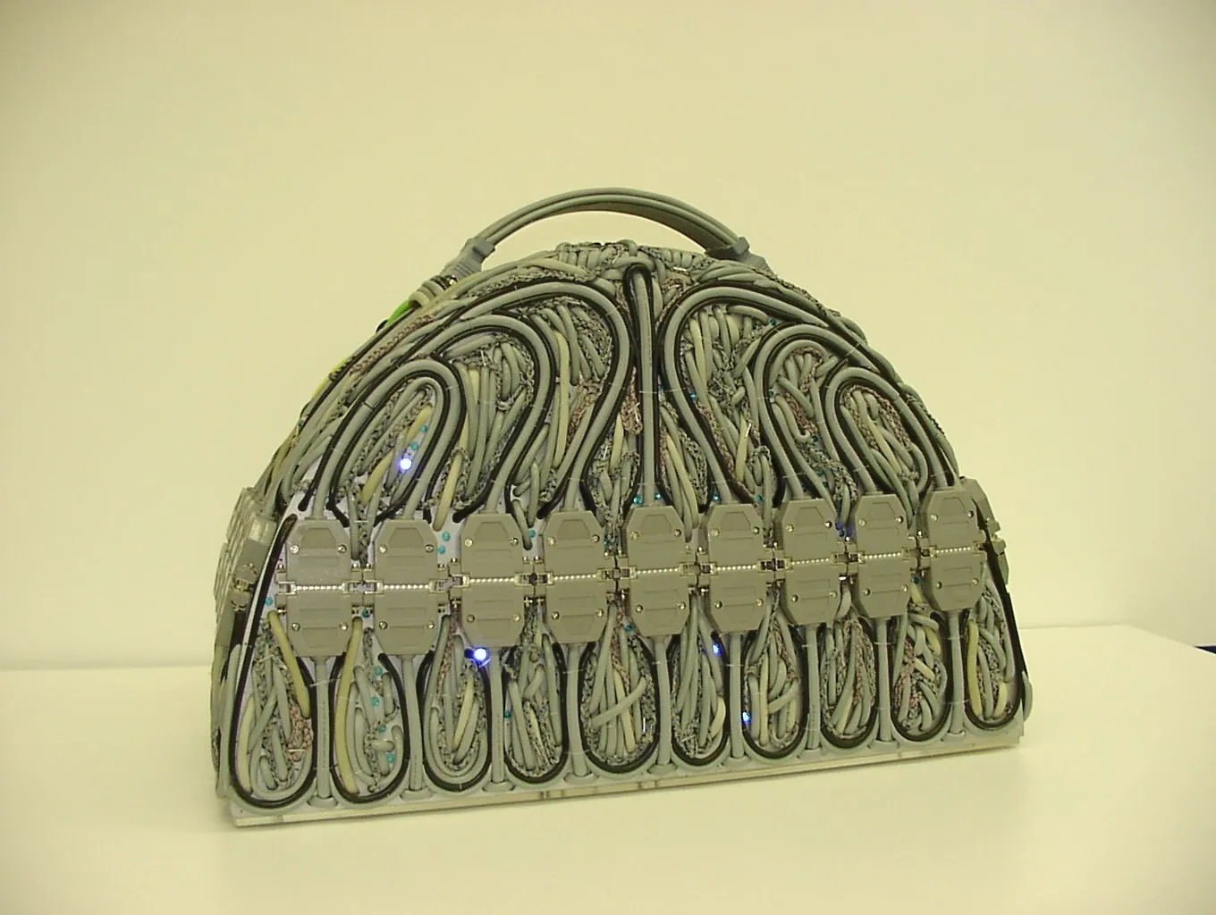 Taschen-Skulptur mit Metallic-Ornamenten